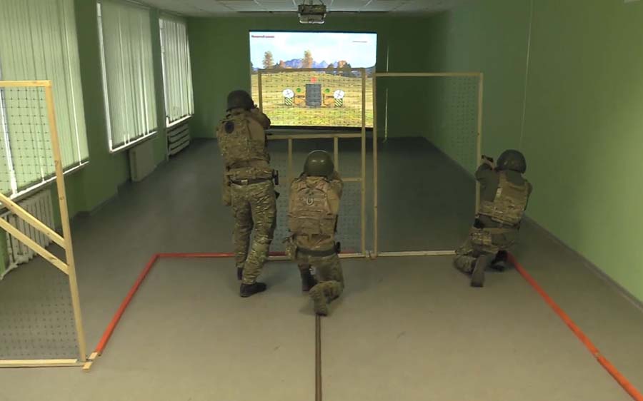 Учебные стрельбы в классе военного училища (Видео)
