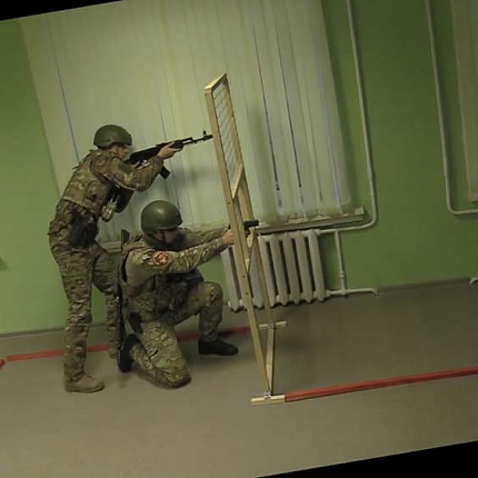 Учебные стрельбы в классе военного училища (Видео)