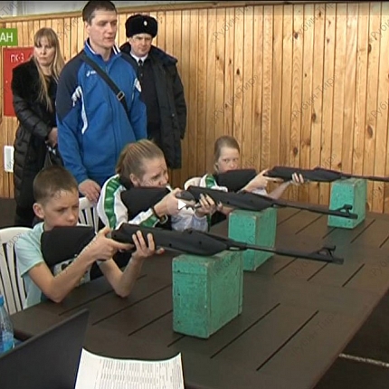 Школьники Хакасии сдают нормы ГТО, в том числе и по стрельбе в лазерном тире